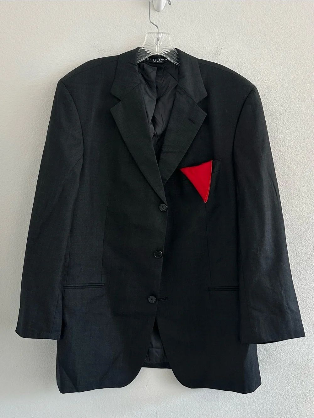 HUGO Black Single-Breasted Blazer with Red Pocket Square Size: 42R